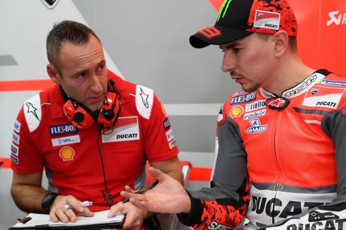 Pebalap tim Ducati, Jorge Lorenzo, saat beraksi pada tes pramusim hari kedua di Sirkuit Sepang, Malaysia, Senin (29/1/2018).