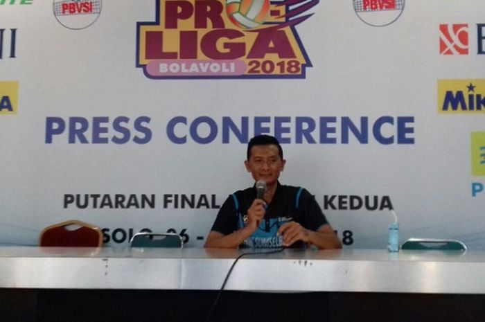 Pelatih kepala tim bola voli putra Palembang Bank SumselBabel, Samsul Jais berbicara pada konferensi pers seusai laga melawan Jakarta BNI Taplus pada putaran kedua final four Proliga 2018 yang berlangsung di GOR Sritex Arena, Solo, Minggu (8/4/2018).