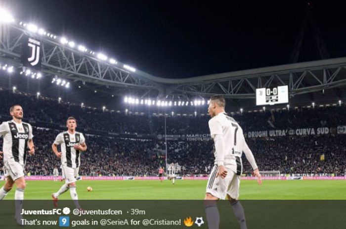 Megabintang Juventus, Cristiano Ronaldo (kanan), merayakan gol yang dicetak ke gawang SPAL dalam laga Liga Italia di Stadion Allianz, Turin pada 24 November 2018.