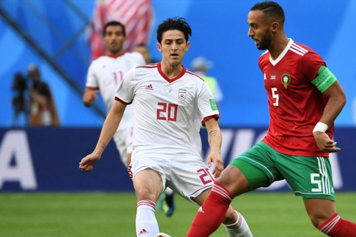 Aksi Mehdi Benatia pada pertandingan Maroko melawan Iran di laga pertama babak penyisihan Grup B Piala Dunia 2018 di Stadion Saint-Petersburg, Jumat (15/6/2018) malam WIB.