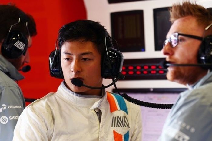 Pebalap Manor Racing asal Indonesia, Rio Haryanto, sedang berada di pit seusai menjalani sesi kualifikasi GP Inggris di Sirkuit Silverstone, Minggu (9/7/2016).