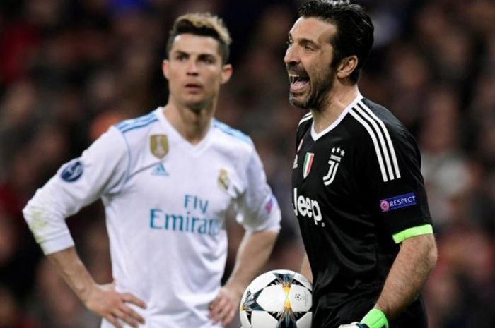 Reaksi kiper Juventus Gianluigi Buffon (kanan) dalam partai Liga Champions di kandang Real Madrid, Santiago Bernabeu, Madrid, 11 April 2018.