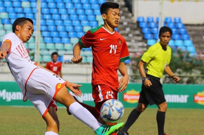 Aksi pemiain timnas U-19 Indonesia, Feby Eka Putra pada laga pamungkas Grup B Piala AFF U-18 2017 di Stadion Thuwunna, Yangon, Myanmar, Rabu (13/9/2017).