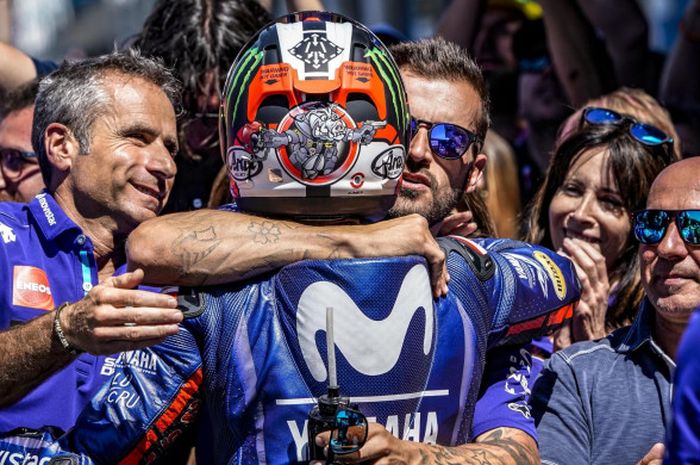 Maverick Vinales merayakan keberhasilannya naik podium MotoGP Belanda bersama para krunya.