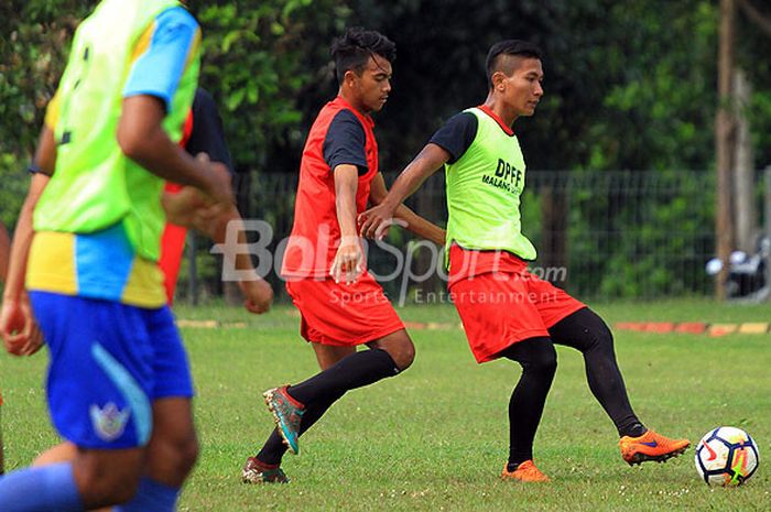 Pemain Malang United saat mengikuti latihan rutin di Lapangan Yonkes Malang, Jawa Timur, Rabu (14/03/2018) pagi.