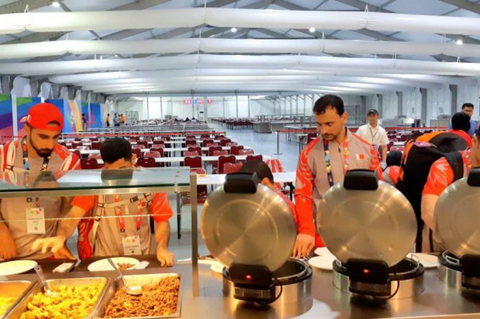 Kontingen Bahrain untuk Asian Para Games 2018, bersiap menikmati hidangan di Wisma Para Atlet Asian Para Games di Kemayoran, Jakarta, Minggu (30/9/2018).