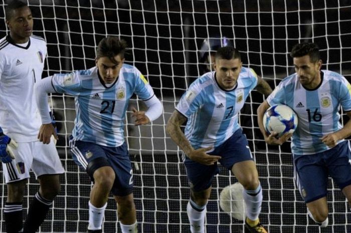 Pemain Argentina, Lautaro Acosta (kanan), Mauro Icardi (tengah), dan Paulo Dybala, berlari merayakan gol mereka ke gawang Venezuela dalam partai Kualifikasi Piala Dunia 2018 di Stadion Monumental, Buenos Aires, 5 September 2017.