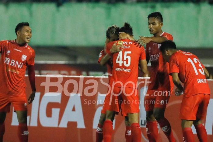 Para pemain Persis Solo merayakan gol ke gawang Semen Padang pada laga Liga 2 2018 di Stadion Manahan, Solo, Senin (23/4/2018).