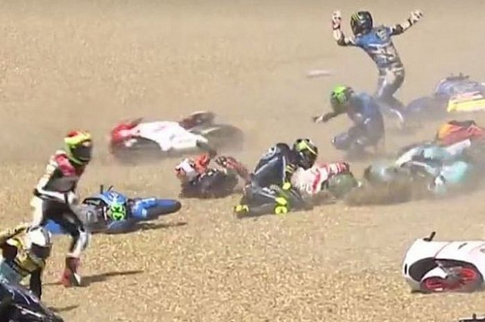 Insiden tabrakan beruntun yang terjadi di Moto3 Perancis 2017 yang melibatkan lebih dari 15 pebalap,