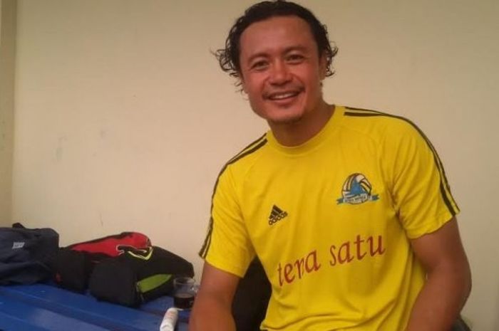 Eks bek timnas Indonesia, Bayu Sutha seusai membela Mitra Devata yang memenangi laga kontra Alumni Terang Bangsa di Stadion Citarum, Semarang, Minggu (30/10/2016).