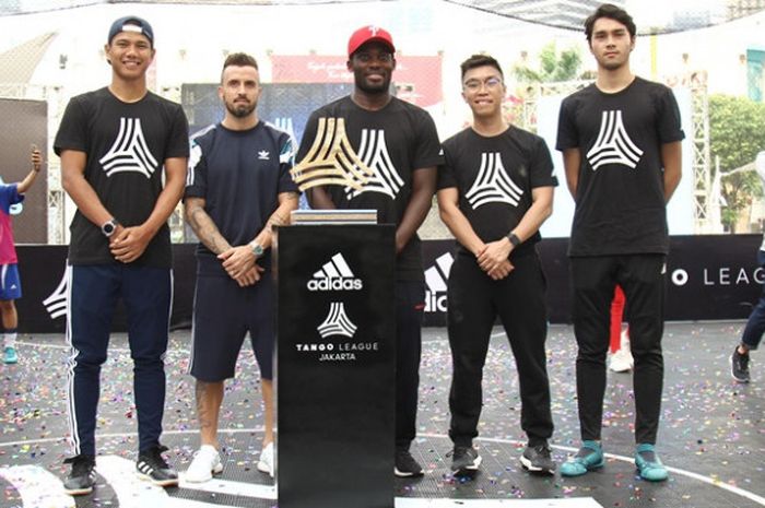 Manager Brand Communications & Sports Marketing, Adidas Indonesia, Welliam Lauw (kedua dari kanan) berpose bersama selebritis, Achmad Megantara, duo pemain Persib Bandung, Ahmad Jufriyanto dan Michael Essien, serta gelandang Bhayangkara FC, Paulo Sergio dalam acara 'Adidas Tango League' di The Space, Senayan City, Jakarta, Minggu (13/8/2017).