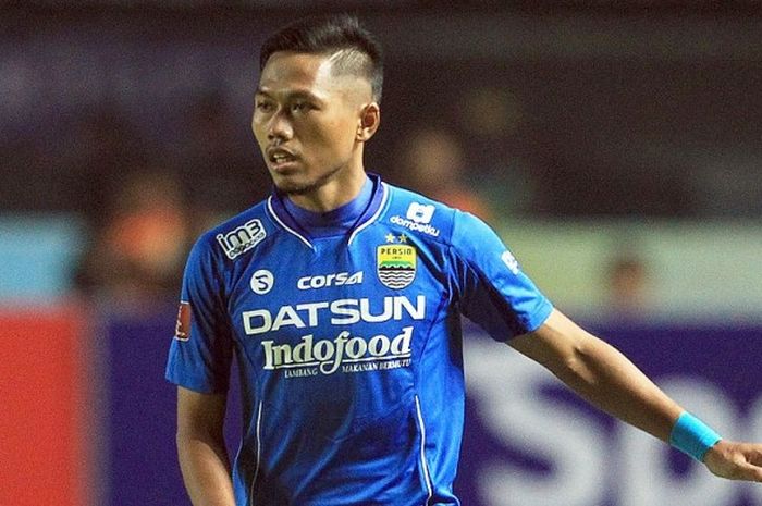  Gelandang Persib Bandung, Tony Sucipto, saat tampil melawan Persija Jakarta dalam laga lanjutan Tor