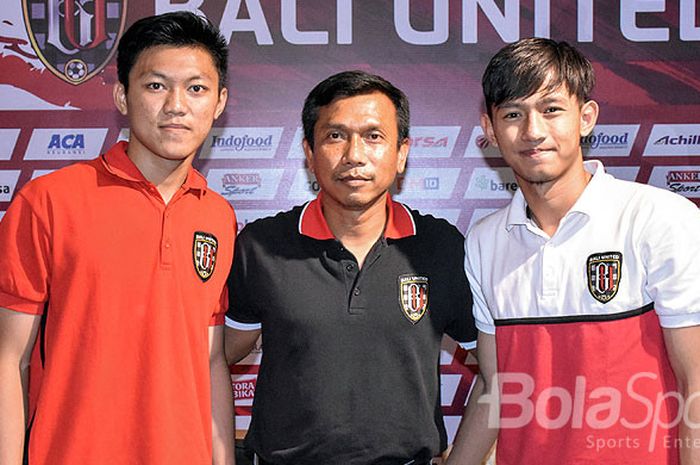 Feby Eka Putra (kiri) dan Hanis Saghara (kanan) diapit Widodo Cahyono Putra. Kedua pemain eks timnas U-19 ini resmi bergabung di Bali United untuk Liga 1 musim 2018.