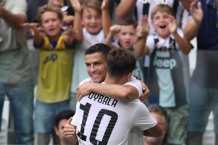 Penyerang Juventus, Cristiano Ronaldo, merayakan gol ke gawang Sassuolo bersama Paulo Dybala dalam laga Liga Italia, 16 September 2018 di Juventus Stadium, Turin.