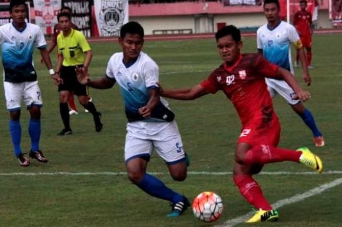 Bek PSCS, Haudi Abdullah saat berebut bola dengan pemain Persis, Bayu Nugroho (merah) di Stadion Manahan, Solo, Minggu (29/5/2016). 