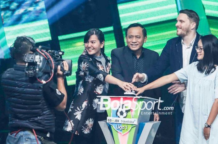 Sekjen PSSI Ratu Tisha dan perwakilan Indosiar serta sponsor meresmikan kompetisi Liga 1 2018 pada Senin (19/3/2018).