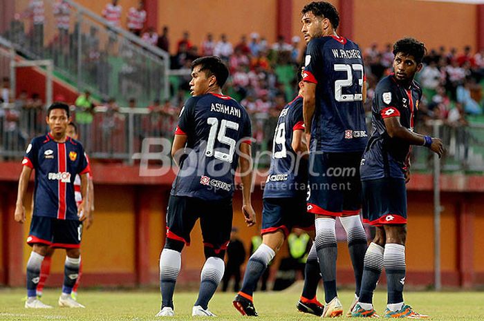 Reaksi pemain Selangor FA saat melawan Madura United dalam laga uji coba di Stadion Ratu Pamelinggan Pamekasan, Jawa Timur, Selasa (4/9/2018) sore.