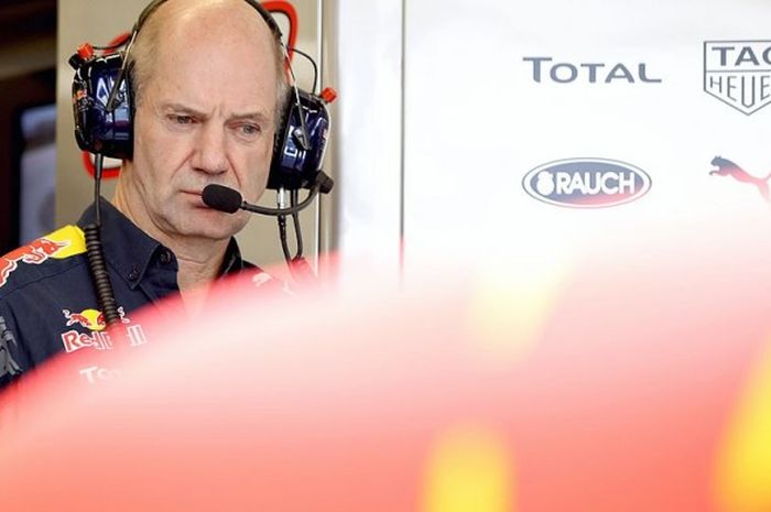 Kepala mekanik tim Red Bull Racing, Adrian Newey, memperhatikan mobil pebalapnya dalam sesi kualifikasi GP AS di Sirkuit COTA, Austin, pada 22 Oktober 2016.