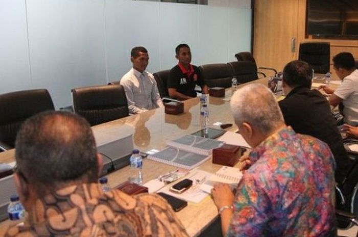 Pemain PS TNI, Abduh Lestaluhu, menghadiri pertemuan dengan Komdis PSSI, di Kantor PSSI, Kuningan, Jakarta, Kamis (4/5/2017).