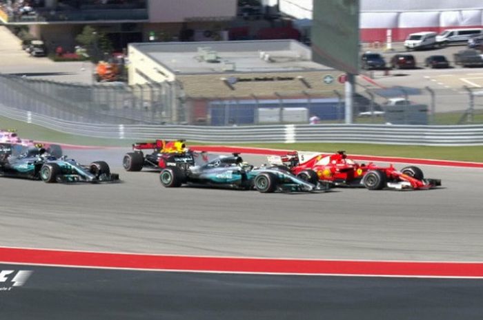 Momen saat Sebastian Vettel (mobil paling kanan) melakukan manuver sesaat setelah start dimulai di F1 GP Amerika Serikat,Minggu (22/10/2017).