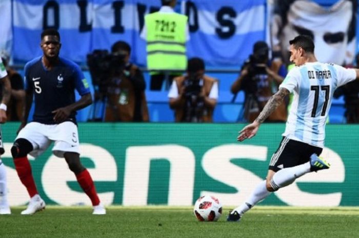 Pemain sayap Argentina, Angel Di Maria, melepas tendangan jarak jauh ke arah gawang Prancis yang dijaga Hugo Lloris pada pertandingan babak 16 besar Piala Dunia 2018 di Kazan Arena, 30 Juni 2018. 
