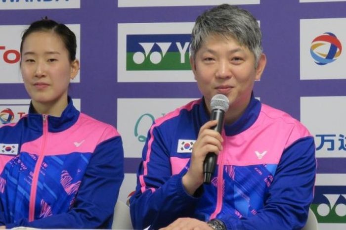 Pelatih kepala Korea Selatan, Kang Kyung-jin (kanan), berbicara dalam konferensi pers menjelang Piala Sudirman di Gold Coast, Jumat (19/5/2017).