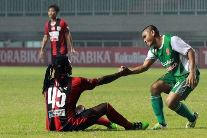 Aldino saat memperkuat PS TNI melawan Persipura Jayapura dalam Torabika Soccer Championship di Stadion Pakansari Bogor.