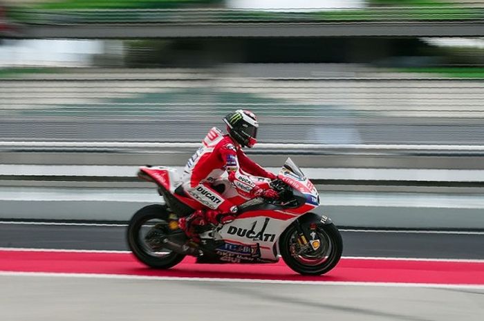 Pebalap tim Ducati, Jorge Lorenzo, meninggalkan pit lane untuk menguji motornya dalam tes pra-musim MotoGP di Sirkuit Sepang, Malaysia, (31/1/2017).