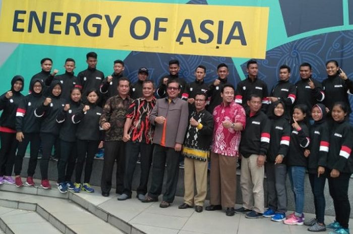 Tim pencak silat junior Indonesia yang akan mengikuti kejuaraan dunia 2018 berpose dalam acara pelepasan di kantor Kemenpora, Senayan, Jakarta, Kamis (19/4/2018).