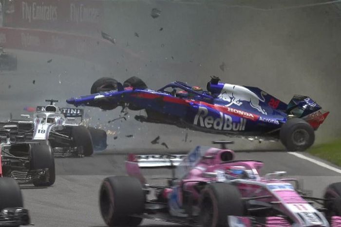 Pebalap Toro Rosso, Brendon Hartley, mengalami kecelakaan hebat pada balapan F1 GP Canada di Sirkuit Gilles Villeneuve, Montreal, Kanada, Minggu (10/6/2018).