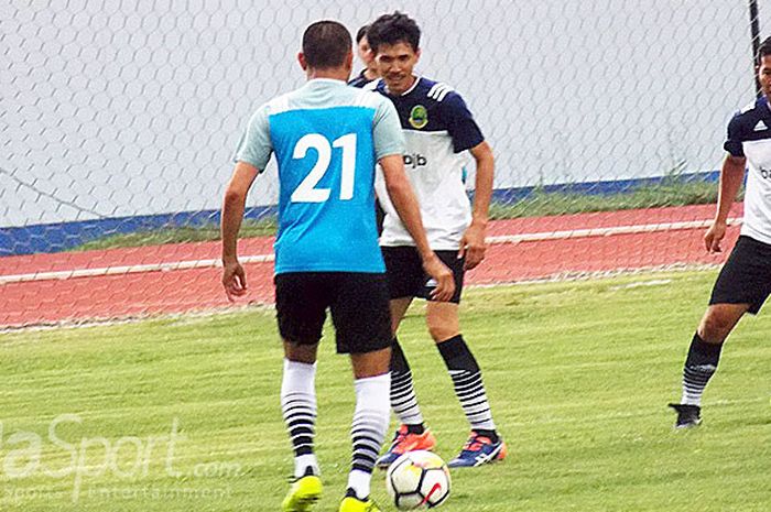 Foto-Mantan pemain Persib, Kekey Zakaria dan Hendra Komara tampil pada eksibisi saat pembukaan Lipes