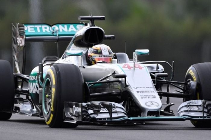 Pebalap Mercedes asal Inggris, Lewis Hamilton, memacu mobilnya saat menjalani sesi kualifikasi GP Malaysia di Sirkuit Sepang, Sabtu (1/10/2016).