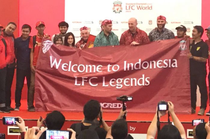 Legenda Liverpool berkunjung ke Indonesia dalam event LFC World presented by Standard Chartered 2018 di Taman Anggrek, Jakarta Barat, Kamis (8/3/2018). 