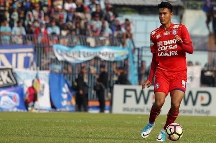 Pemain muda Arema FC, Muhammad Rafli beraksi saat timnya dijamu Persela pada pekan ketujuh Liga 1 musim 2017 di Stadion Surajaya, Lamongan, 21 Mei 2017. 