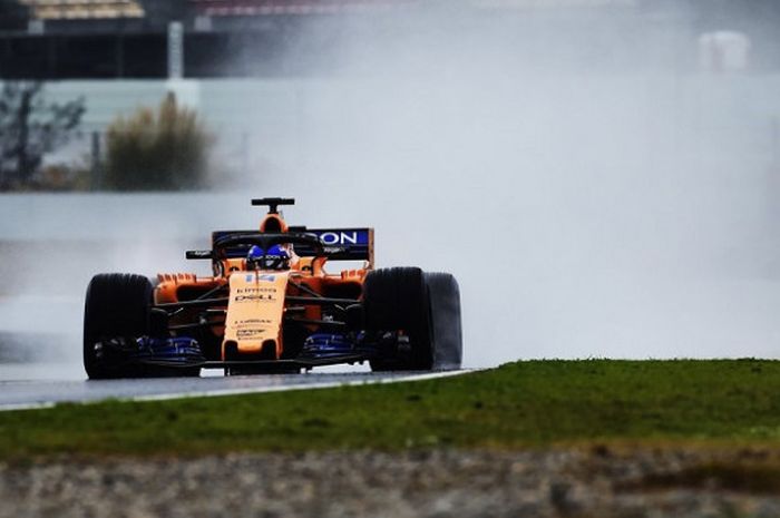 Fernando Alonso (McLaren) saat melintasi Circuit de Catalunya pada sesi tes pramusim F1 2018 yang digelar pada Rabu (28/2/2018).