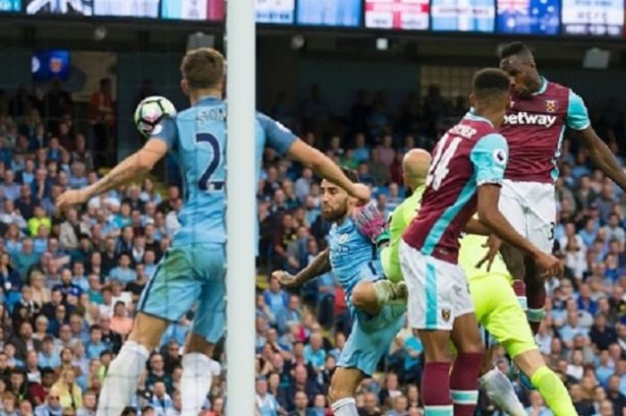 Michail Antonio mencetak satu gol saat West Ham kalah di kandang Manchester City, Minggu (28/8/2016). 