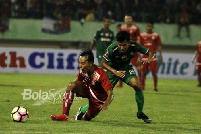 Pemain PSMS Medan, Suhandi, berduel dengan pemain Persija, Novri Setiawan, pada laga leg I semifinal Piala Presiden 2018 di Stadion Manahan, Solo, Sabtu (10/2/2018).