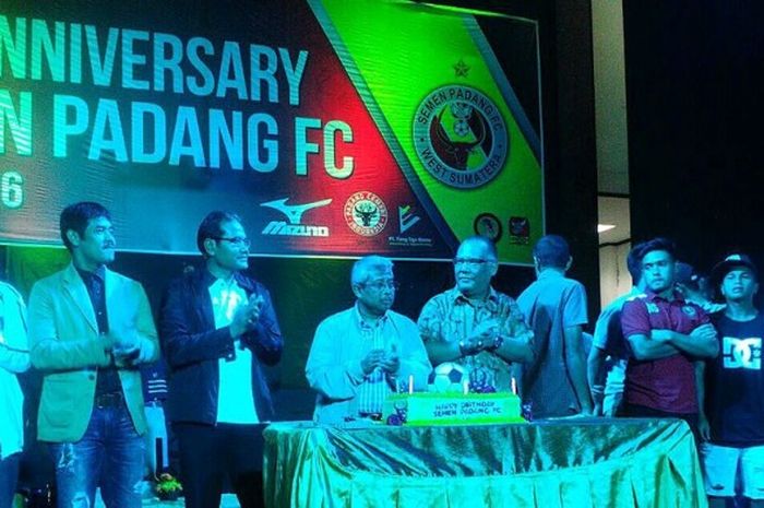 Suasana perayaan ulang tahun Semen Padang FC di gedung serbaguna PT Semen Padang, Indarung, Padang, Kamis (8/12/2016).