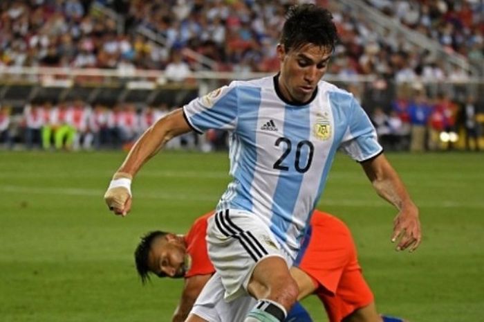 Aksi playmaker Argentina, Nicolas Gaitan, saat melewati penjagaan bek Cile, Gonzalo Jara, dalam laga Copa America di Santa Clara, 6 Juni 2016.