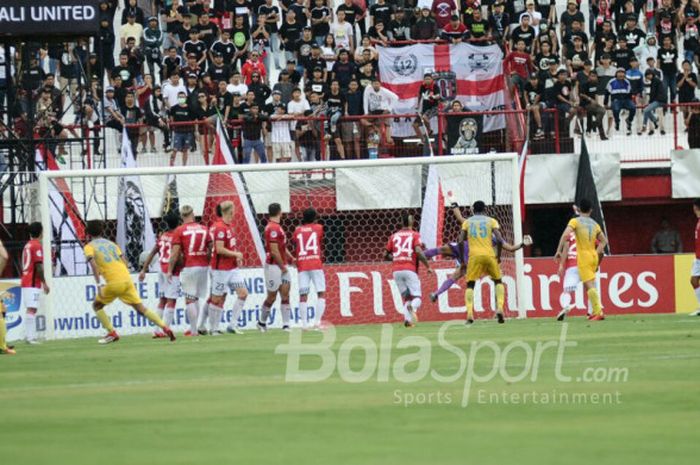 Suasana laga Bali United kontra Thanh Hoa FC pada matchday ketiga Grup G Piala AFC 2018 di Stadion Kapten I Wayan Dipta, Gianyar, Rabu (7/3/2018) sore. 