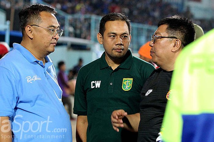 Rudy Widodo (General Manager Arema FC/kiri), Candra Wahyudi (Manajer Persebaya Surabaya/tengah), berdiskusi dengan Direktur Persija Jakarta, Gede Widiade pada pertemuan 18 manajer klub Liga 1 2018 saat laga amal antara Arema FC melawan Madura United yang berlangsung di Stadion Kanjuruhan Kabupaten Malang, Jawa Timur, Sabtu (29/09/2018) malam.