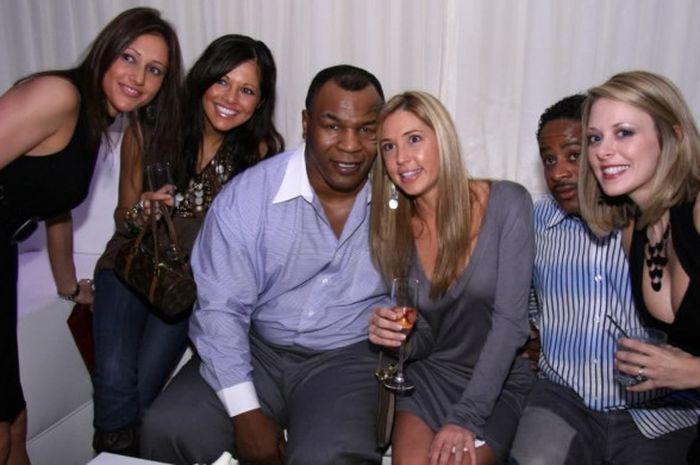 Mike Tyson dan para fans wanita.