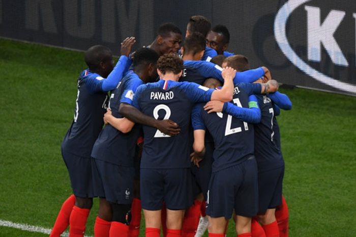   Para pemain Prancis merayakan gol yang dicetak oleh Kylian Mbappe dalam laga Grup C Piala Dunia 2018 kontra Peru di Ekaterinburg Arena, Ekaterinburg, Rusia pada 21 Juni 2018.    