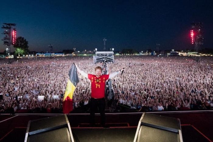 Ed Sheeran memberikan dukungan untuk Timnas Belgia dalam konser di Festivalpark Werhter, Belgium, Minggu (1/7/2018).