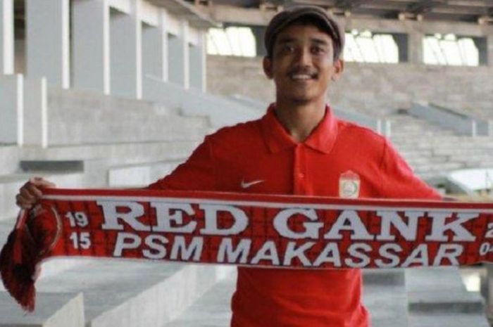 Dirijen suporter PSM Makassar, Red Gank, Muhammad Asril Syam, memberikan semangat untuk timnya menjelang laga melawan PSMS Medan di Stadion Andi Mattalatta, Makassar, Minggu (9/12/2018) 