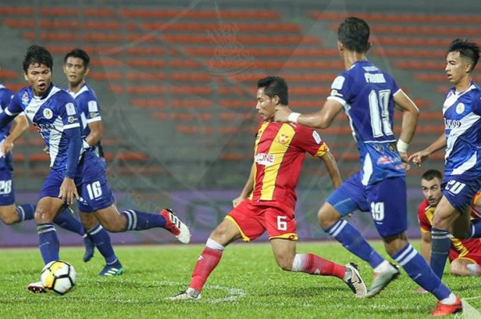  Gelandang Selangor FA, Evan Dimas (tengah) dikawal sejumlah pemain bertahan Kuala Lumpur FA termasuk Achmad Jufriyanto (16) pada leg kedua perempat final Piala FA Malaysia 2018 di Stadion Cheras, 21 April 2015. 