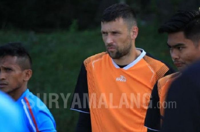 Penjaga gawang trial Arema FC, Srdjan Ostojic saat mengikuti latihan perdana bersama tim Singo Edan, Rabu (27/6/2018).