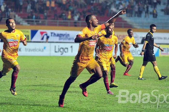 Striker Sriwijaya FC, Alberto Goncalves melakukan seleberasi setelah mencetak gol dalam pertandingan Liga 1 2017 di Stadion Gelora Sriwijaya, Jakabaring.