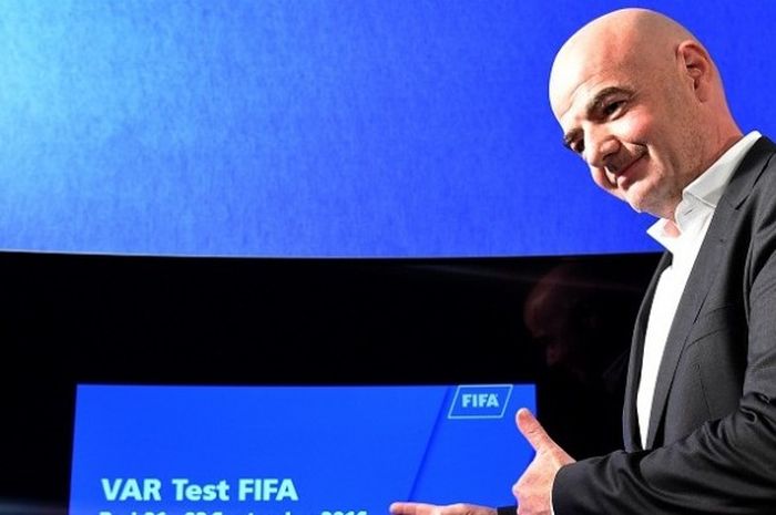 Presiden FIFA, Gianni Infantino, menjalani konferensi pers tentang Video Assistant Referees (VAR)