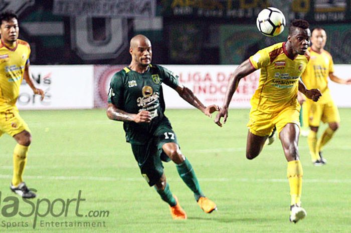 Pemain Sriwijaya FC, Mohamadou Ndiaye (kanan) berusaha menghadang penyerang Persebaya David da Silva pada laga di Gelora Bung Tomo Surabaya, Minggu (22/4/2018).
